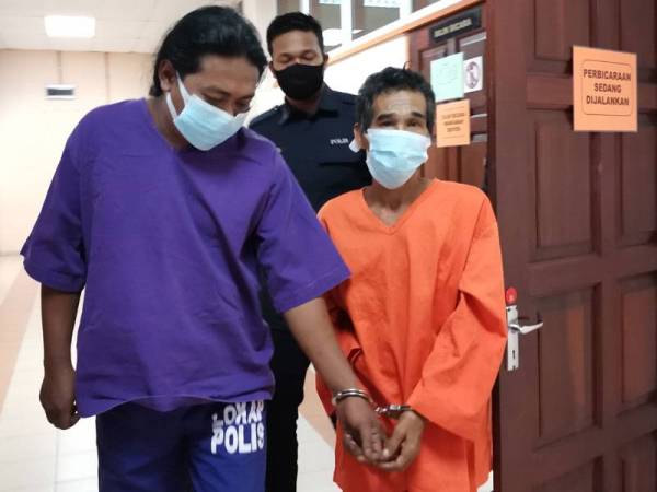 Tertuduh, Rohaizad (kiri) dihadapkan ke Mahkamah Sesyen Kuala Kangsar hari ini atas dua pertuduhan.