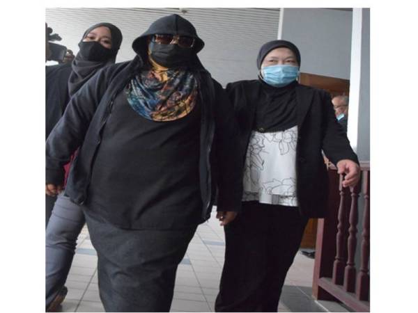 Hafizawati (tengah) tidak mengaku bersalah atas pertuduhan menipu minit mesyuarat Jawatankuasa Perlesenan dan Perniagaaan tiga tahun lalu di Mahkamah Sesyen Ayer Keroh, hari ini.