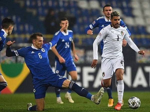 Pemain Itali berjaya melepasi kawalan pertahanan Bosnia-Herzegovina pada perlawanan berkenaan. - Foto : gettyimages