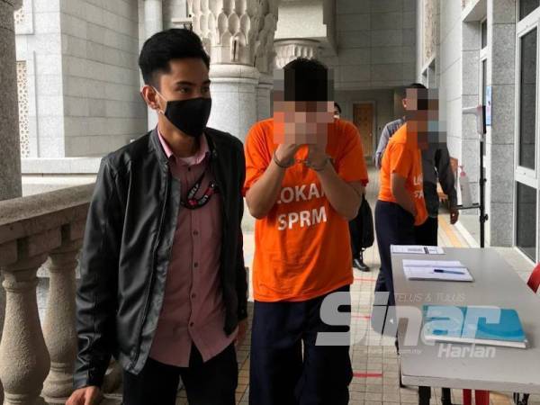 Suspek dibawa oleh pegawai SPRM ke Mahkamah Majistret Putrajaya untuk permohonan reman.