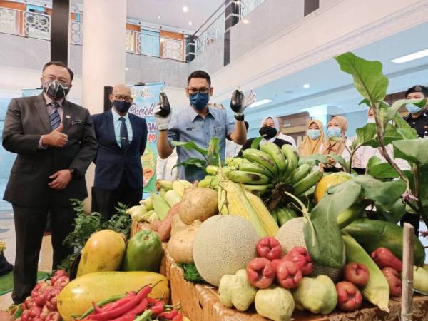 Ahmad Faizal menunjukkan hasil tani sebagai gimik pelancaran Program Projek Khas Tani Covid-19 di Bangunan Perak Darul Ridzuan, Ipoh hari ini.