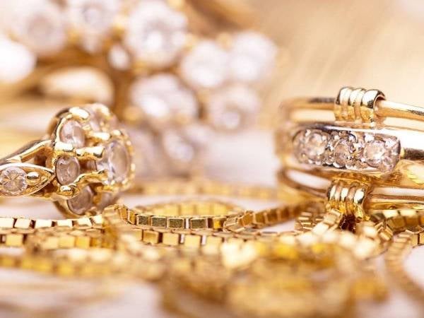 Sebuah koperasi yang menjalankan perniagaan jual beli emas di Kuantan, Pahang mendakwa kerugian RM98,921 akibat ditipu empat pelanggan yang menggunakan resit bank palsu sebagai bukti pembayaran pembelian emas secara dalam talian.