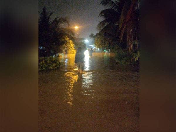 Dua PPS dibuka berikutan hujan lebat berterusan menyebabkan beberapa kawasan dinaiki air. Foto: ihsan APM