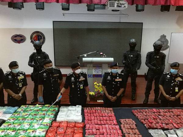 Razarudin (tengah) menunjukkan dadah yang dirampas susulan tumpasnya sindiket pengedaran dadah pada sidang akhbar di IPK Selangor hari ini.