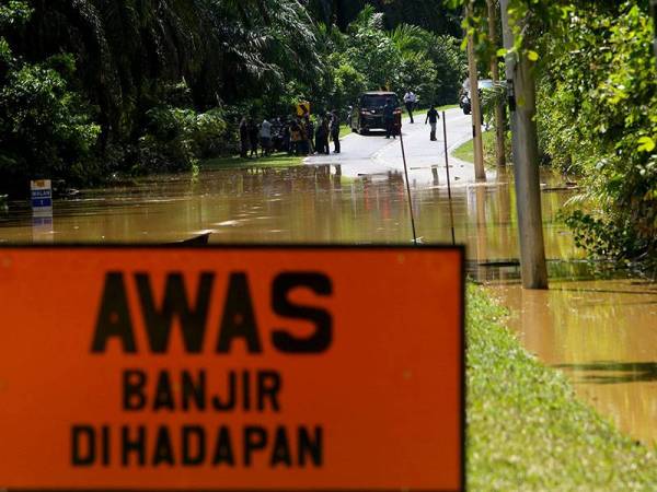 Jalan penghubung antara Bahau-Kuala Pilah terputus berikutan kawasan tersebut dinaiki air menyebabkan penduduk di Kampung Air Putih terkandas ketika tinjauan fotoBernama di kawasan tersebut, hari ini. 