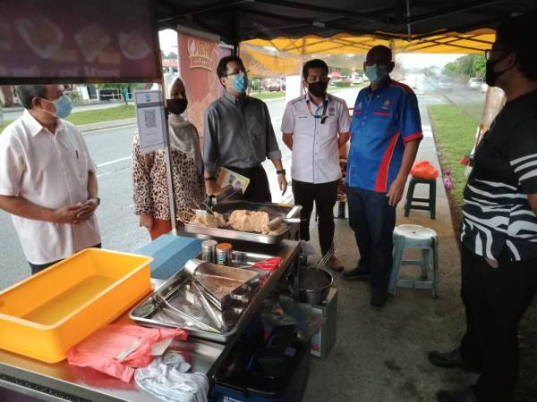 Wakil penduduk bersama pegawai Pejabat Menteri Wilayah Persekutuan serta Dewan Bandaraya Kuala Lumpur (DBKL) mengadakan lawatan di gerai berhampiran.