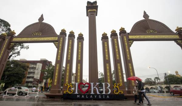 Kelihatan orang ramai mematuhi prosedur operasi standard (SOP) dengan memakai pelitup muka ketika tinjauan di Pintu Gerbang Kota Sultan Ismail Petra atau dikenali juga sebagai Menara Rehal hari ini. Foto Bernama