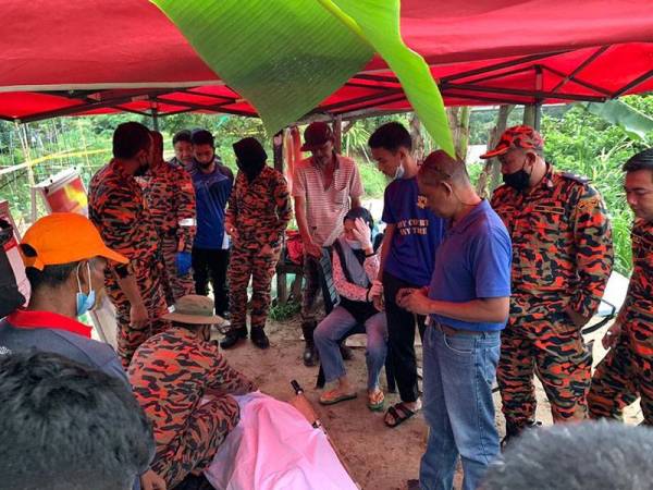 Ahli keluarga mangsa hadir semasa anggota bomba berjaya menemukan mayat di Sungai Skudai berhampiran Jalan Berkat, Kampung Jaya Sepakat, Senai di Kulai hari ini.