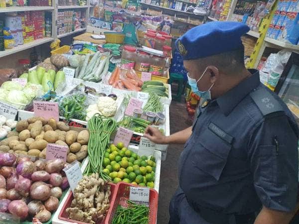 Anggota KPDNHEP Kuala Lumpur melakukan pemeriksaan di premis perniagaan menjual barangan keperluan di sekitar ibu negara ketika tempoh Skim Harga Maksimum Musim Perayaan Deepavali 2020 bermula 9 November sehingga semalam.