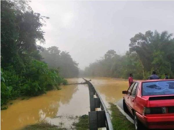 Antara laluan yang terjejas akibat banjir di Kuala Pilah.