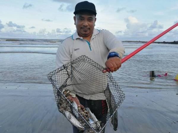 Antara kerang dan ikan yang berjaya ditangkap salah seorang pengunjung.