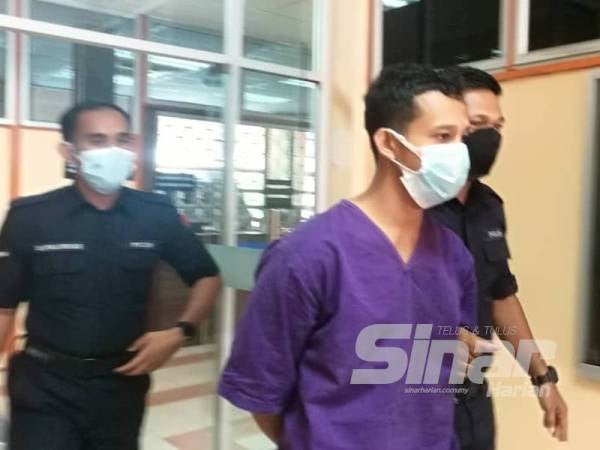 Wan Mohd Hanif (tengah) dijatuhi hukuman penjara dua tahun oleh Mahkamah Sesyen Kuala Kangsar, di sini hari ini kerana melakukan ugutan bunuh terhadap adiknya.