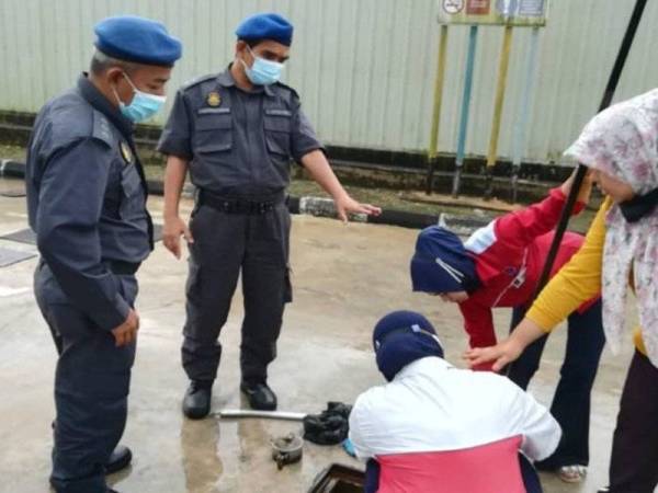 Penguat kuasa KPDNHEP membuat pemeriksaan di stesen minyak berkenaan di Besut.