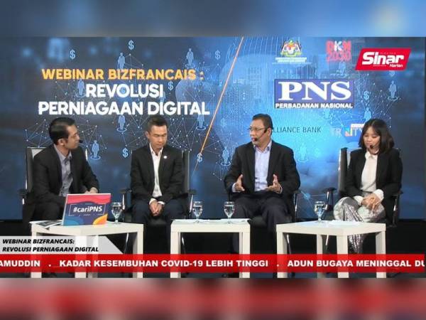 Tengku Mohamed Fadhli (dua dari kanan) bergandingan bersama Roy Heong (dua dari kiri) dan Siti Azrah Aishah (kanan) sebagai panelis pada SinarLive Khas bertajuk 'Webinar Bizfrancais: Revolusi Perniagaan Digital' yang dihoskan Yus Amri (kiri) di Kumpulan Karangkraf, Shah Alam malam tadi.