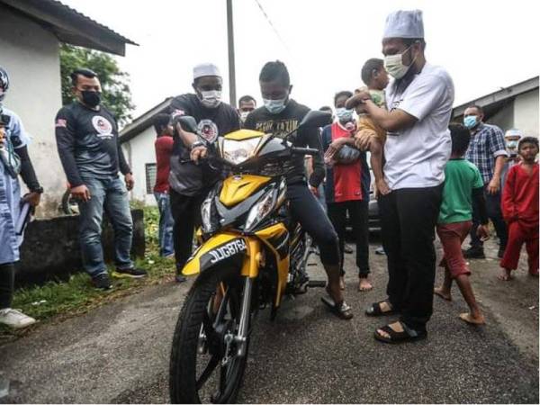 Ebit menghadiahkan sebuah motosikal baharu kepada Amran berikutan motosikal lamanya terbakar pada Isnin lalu.- Foto Facebook Ebit Lew