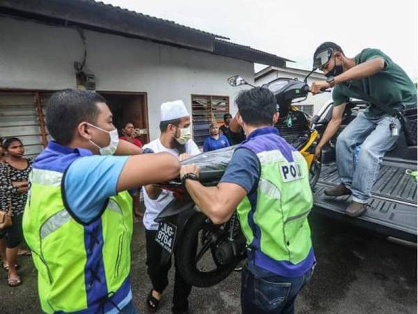 Ebit menghadiahkan sebuah motosikal baharu kepada Amran berikutan motosikal lamanya terbakar pada Isnin lalu.- Foto Facebook Ebit Lew