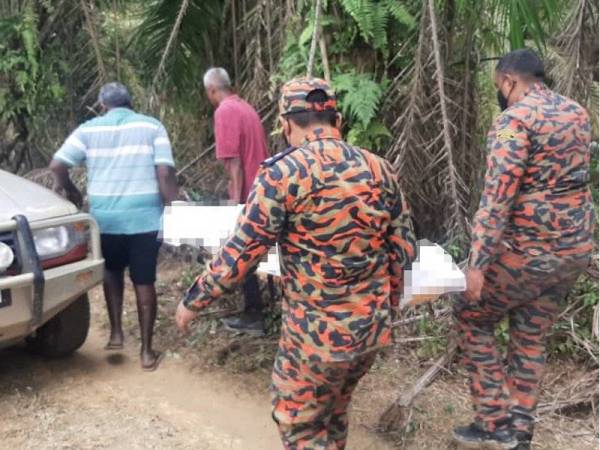 Anggota bomba membawa mayat pekerja ladang yang terjatuh dan ditemukan di Sungai Pengeli, Bandar Tenggara, Kota Tinggi hari ini.