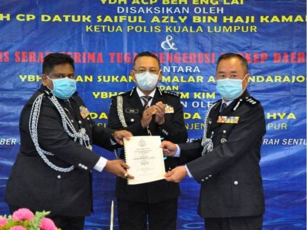 Eng Lai (kanan) dilantik sebagai Ketua Polis Daerah Sentul yang baharu menggantikan S Shanmugamoorthy (kiri) dengan disaksikan Saiful Azly