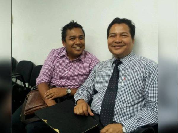 Allahyarham (kanan) menjadi ketua dan guru kepada ramai wartawan.