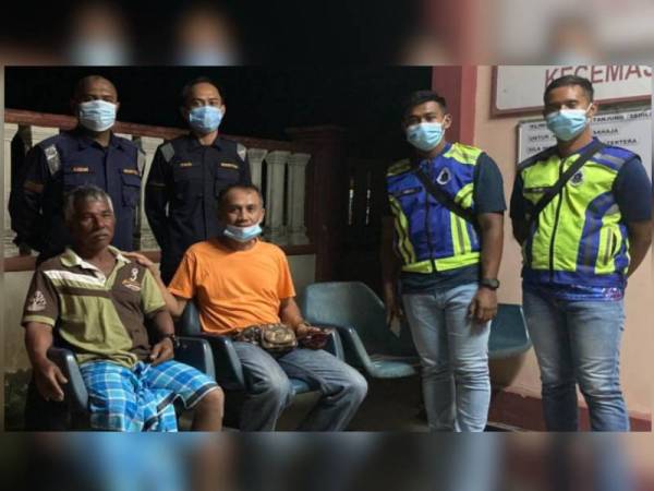 Abdul Aziz (kiri) ditemukan selamat selepas terjatuh dalam laut dan berpaut pada pelampung pukat selama tujuh jam pada kedudukan 5.1 batu nautika timur Tanjung Sedili Kechil, Kota Tinggi semalam.