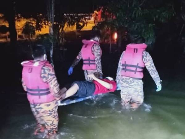 Pasukan bomba mengusung seorang OKU ke tempat lebih selamat selepas rumahnya di Kampung Batu 7 Ijok dinaiki air semalam.