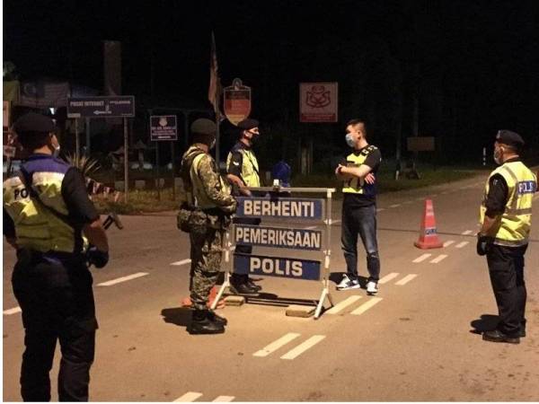 Hoo (dua dari kanan) ketika melawat sekatan jalan raya yang dilaksanakan sekitar Jempol.