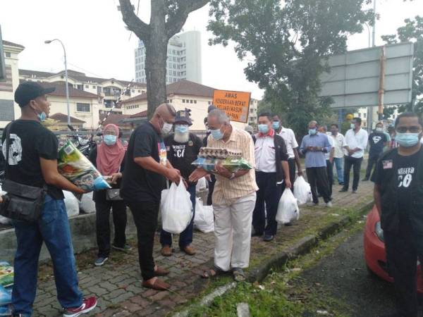 Antara pemandu teksi yang hadir bagi mendapatkan sumbangan barangan keperluan harian pemberian Al I’tisam.