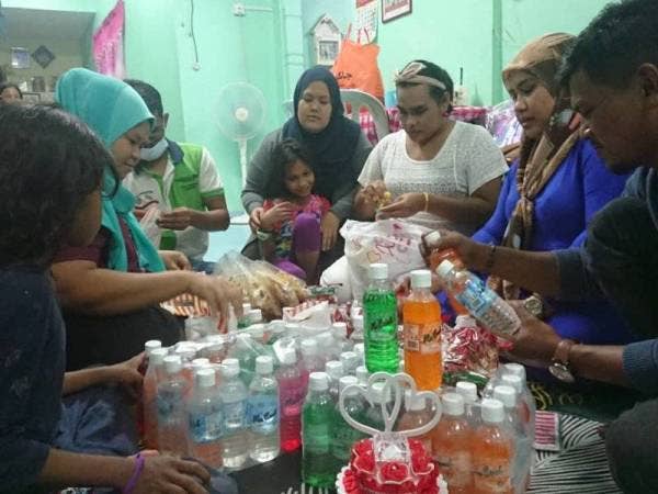 Suhara (empat dari kanan) bersama ahli keluarganya sedang membuat persiapan sempena majlisnya esok di Durian Daun di sini hari ini.