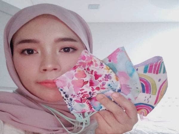 Nurul Idayu menunjukkan satu daripada lebih 30 produk di bawah jenama Zarareez Design yang diusahakan secara dalam talian sejak 2015.