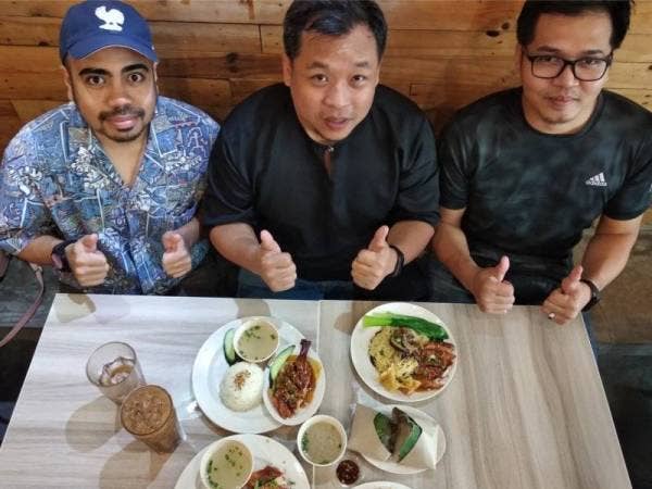 Dari kiri: Ketua Pemasaran dan Perhubungan Awam CRG, Ahmad Rizal Gui Abdul Khaleq Gui; Firman dan Ketua Pegawai Operasi CRG, Juhan Faiz menunjukkan menu nasi ayam, mee wantan, itik panggang dan nasi lemak CRG.