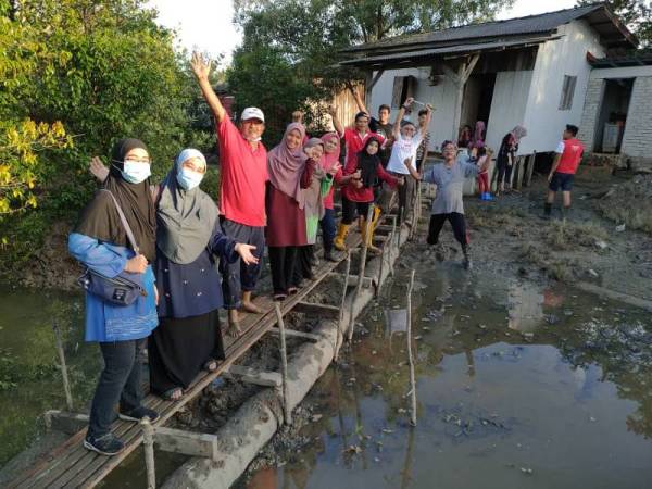 Sukarelawan yang menyiapkan titi turut bergembira kerana dapat membantu keluarga Mariam. 