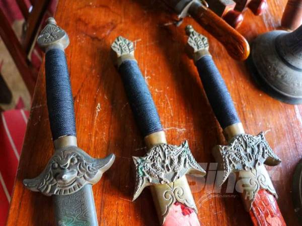 Tiga pedang antik dari China yang diperolehi oleh Adzly 