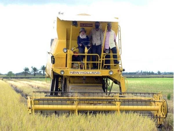 Azulita cuba mengemudi jentera menuai padi ketika kunjungannya ke Tanjong Karang, Kuala Selangor pada Selasa lalu. - FOTO ROSLI TALIB