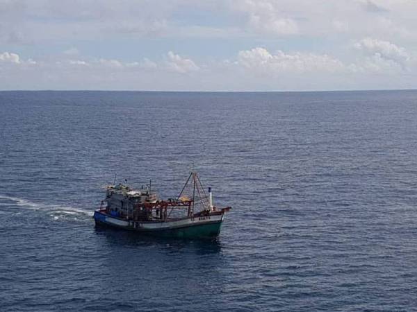 Bot nelayan Vietnam yang diusir APMM Pahang selepas dikesan menceroboh perairan negara, timur Kuantan kelmarin. - Foto APMM Pahang