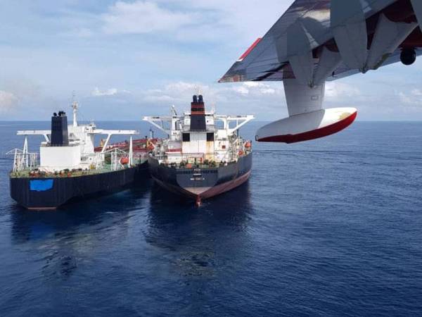 Dua kapal tangki yang diusir APMM Pahang selepas dikesan menceroboh perairan negara, timur Kuantan kelmarin. - Foto APMM Pahang