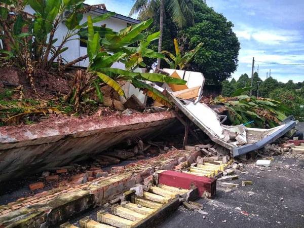 Benteng sepanjang 20 meter di bahagian tepi berhampiran pintu utama Masjid Taman Saga Mentakab, Temerloh yang runtuh selepas hujan lebat malam tadi.