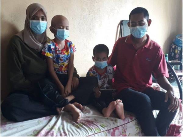 Muhamad Danial (dua dari kiri) berada di sisi Azlina (kiri) dan Mohamad Nasri ketika ditemui di rumah mereka di Taman Kenanga, Jitra hari ini.