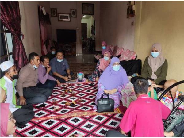 Siti Aisyah (tiga dari kanan) dan rombongan YPM melawat dan menyampaikan sumbangan kepada Muhamad Danial di Taman Kenanga hari ini.