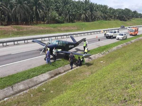 Pesawat ringan yang mendarat cemas di Kilometer 47 Lebuhraya Utara-Selatan, arah selatan berhampiran Kulai hari ini. - Foto Bomba