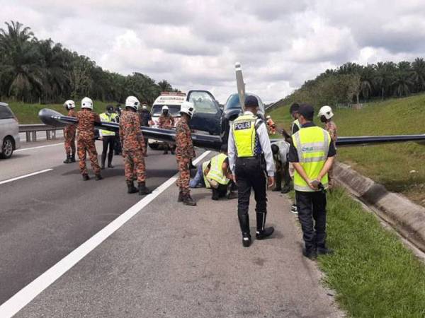 Pesawat ringan yang mendarat cemas di Kilometer 47 Lebuhraya Utara-Selatan, arah selatan berhampiran Kulai hari ini. - Foto Bomba