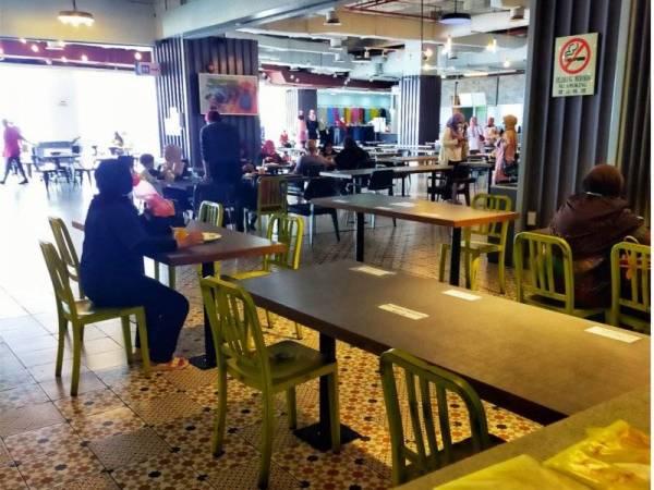 Pengunjung di medan selera pusat beli-belah Aman Central, Alor Setar mulai ramai sejak jam 12 tengah hari ini.
