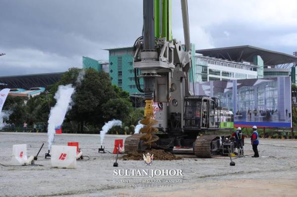 Majlis pecah tanah projek RTS yang disiarkan secara maya. - Foto FB Sultan Johor