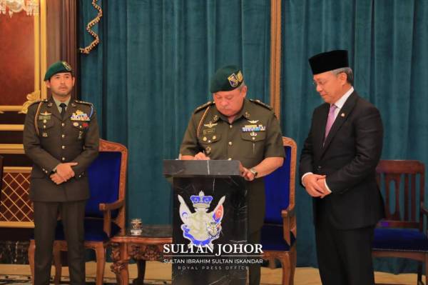 Sultan Ibrahim menandatangani plak perasmian majlis pecah tanah projek RTS secara maya di Balai Mengadap Istana Bukit Serene, Johor Bahru hari ini. - Foto FB Sultan Johor