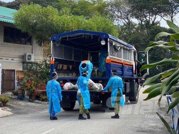 Agihan barangan keperluan makanan kering dari rumah ke rumah oleh anggota keselamatan kepada penduduk Zon B dan C Taman Meru 2C, Ipoh hari ini.