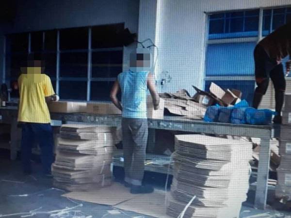 Beberapa pekerja warga asing melakukan kerja pembungkusan dalam sebuah kilang di Selangor.