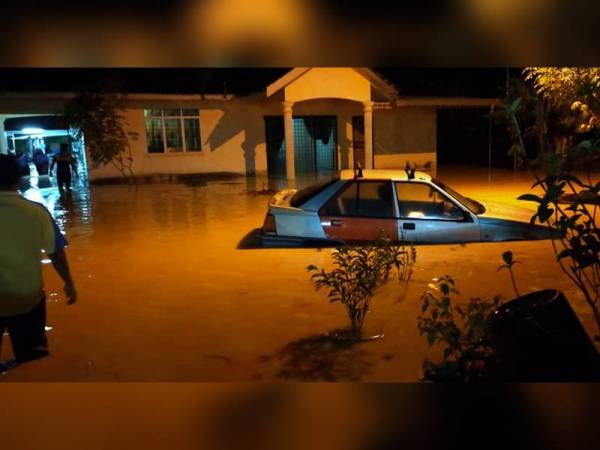 Keadaan banjir di Sri Desa Chepor yang turut menyebabkan beberapa kenderaan milik penduduk rosak ditenggelami air.