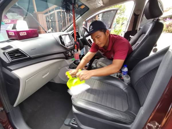 Muhammad Mustaqim menawarkan servis cucian dan penjagaan kereta dari rumah ke rumah