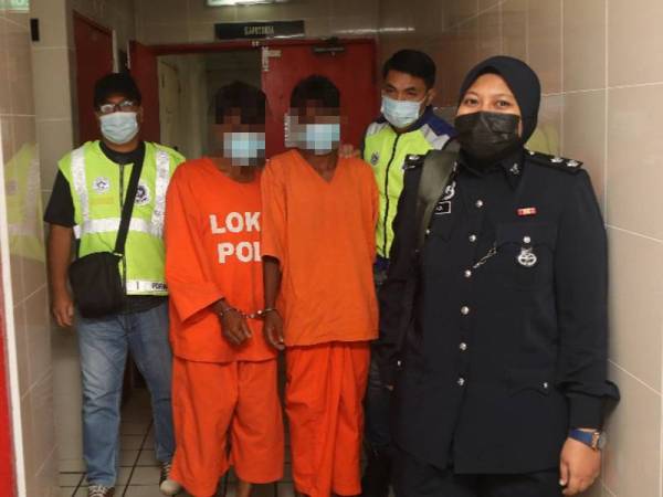 Kedua-dua tertuduh warga Myanmar dibawa anggota polis di Mahkamah Sesyen Kuala Terengganu hari ini.