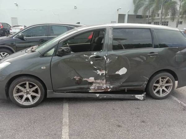 Kenderaan MPV yang terlibat dengan kemalangan maut. - Foto ihsan pembaca