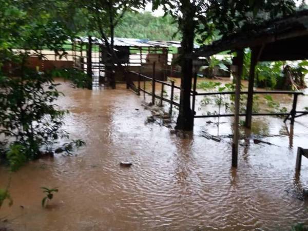 Banjir di Kampung Laut Batu 10, Skudai, Johor Bahru petang semalam. - Foto Bomba Johor
